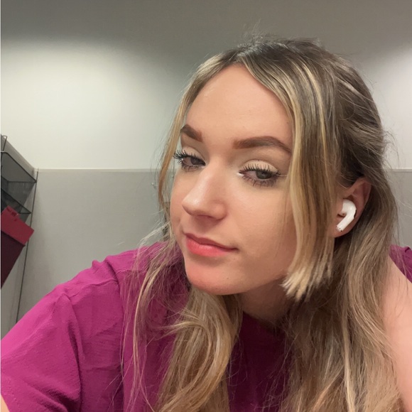 Profile Picture of Sara Eisensmith (@saraeisensmith) on Poshmark