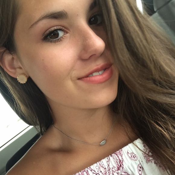 Profile Picture of Jaimee Foster (@jaimeedelon) on Poshmark