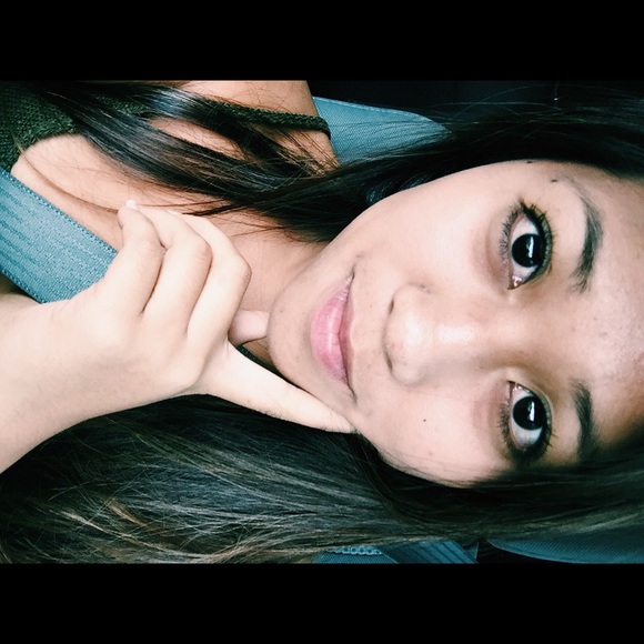 Profile Picture of Ashley Domingo (@achicakes) on Poshmark