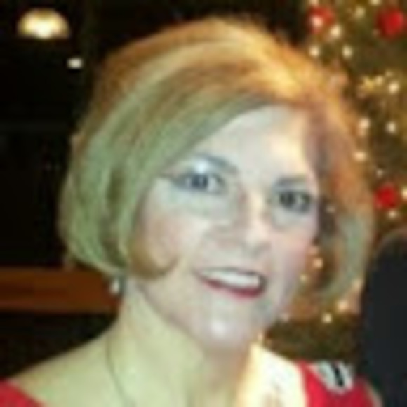 Profile Picture of Lisa Moderski (@lisamoderski) on Poshmark