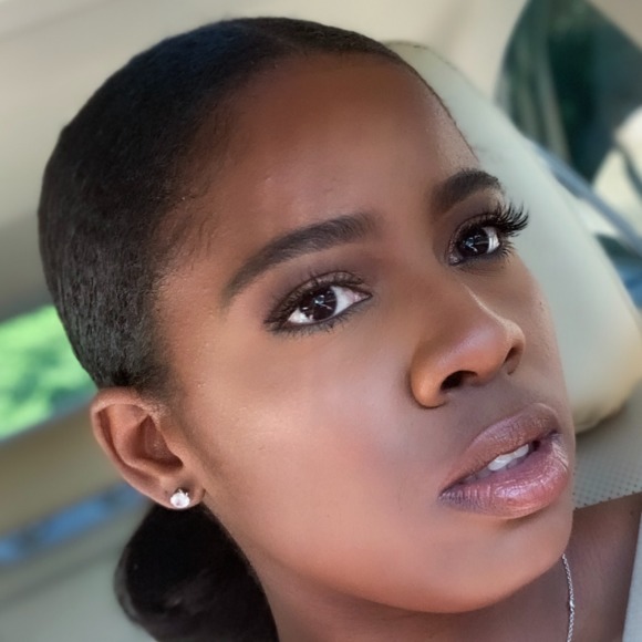 Profile Picture of Carla Simon (@carla_simon) on Poshmark