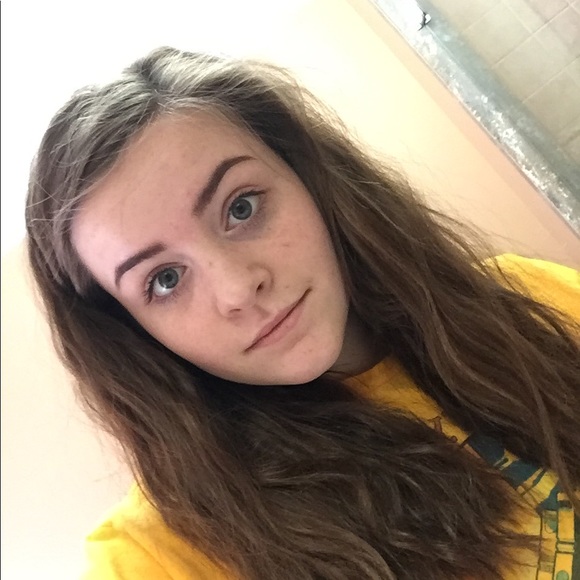 Profile Picture of Bethany Sutter (@annasutter27) on Poshmark