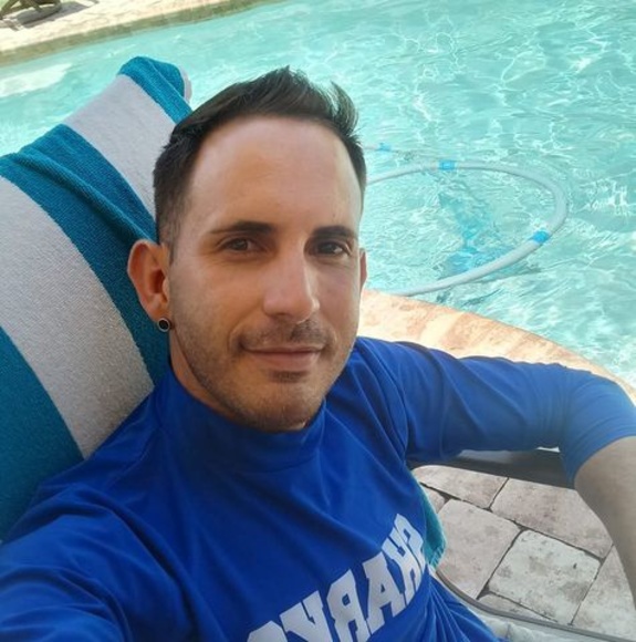 Profile Picture of Yasi Llanes (@llanes9105) on Poshmark