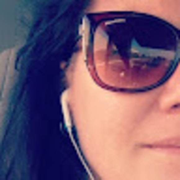 Profile Picture of Kim Pinto (@kim_pinto) on Poshmark