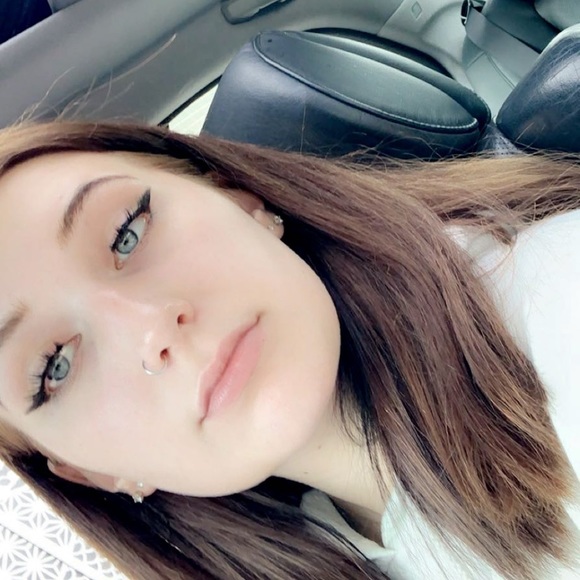 Profile Picture of Sydney Tschida (@sydneytschida) on Poshmark