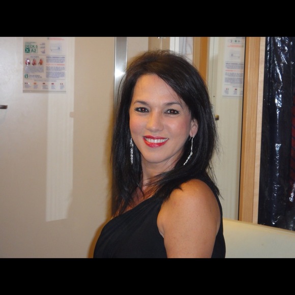 Profile Picture of Debbie Dirker (@digi9300) on Poshmark