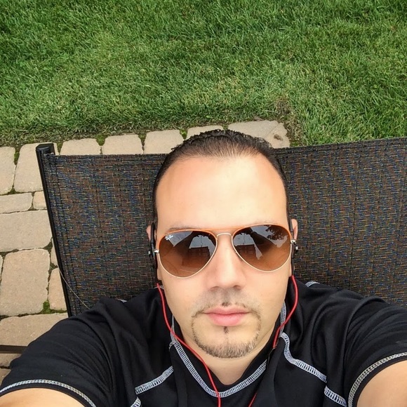 Profile Picture of Noel Velez (@noel8048) on Poshmark