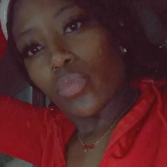 Profile Picture of Emecia Vaughn (@emeciav) on Poshmark