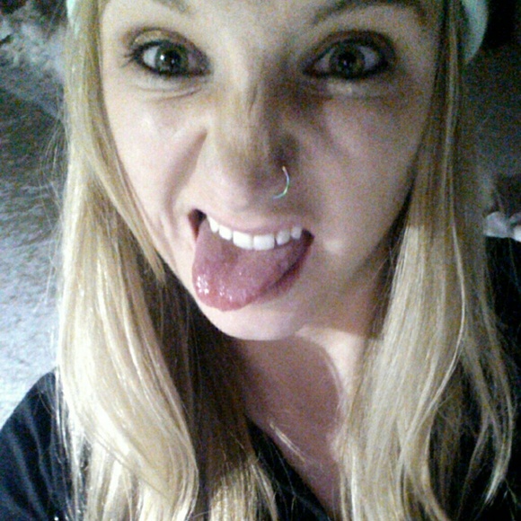 Profile Picture of Britni Baykowski (@pinktrees16) on Poshmark