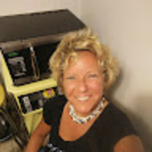 Profile Picture of Karen Hershey (@karenhershey11) on Poshmark