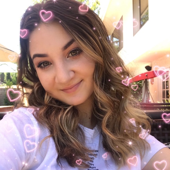 Profile Picture of Julia Sabatino (@sabatinojulia) on Poshmark