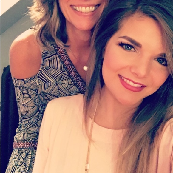 Profile Picture of Noelle Hunter (@nhunter5) on Poshmark