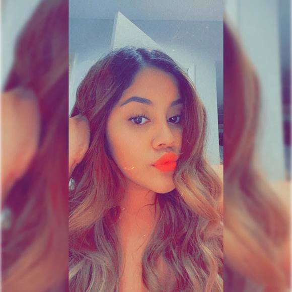 Profile Picture of Daniela Alas (@danielaalas) on Poshmark