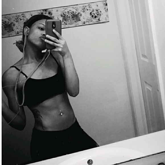 Profile Picture of Leah Williams (@lelewills2) on Poshmark