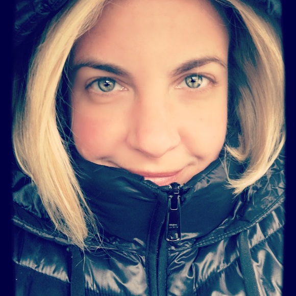 Profile Picture of Amy Farrell (@amylfarrell) on Poshmark