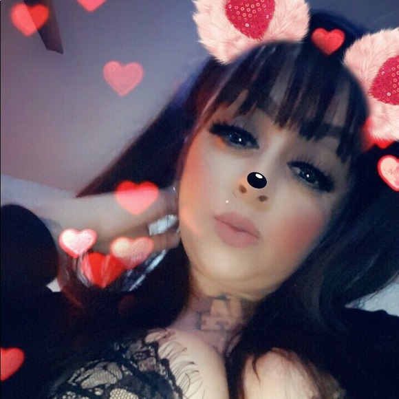 Profile Picture of Bianca Saenz (@bibi323) on Poshmark