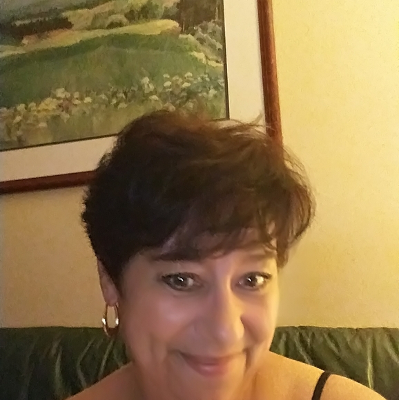 Profile Picture of Andrea Chase (@arocks8522) on Poshmark