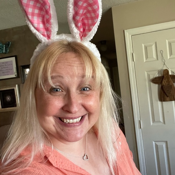 Profile Picture of Erica Farnsworth (@efarns6681) on Poshmark