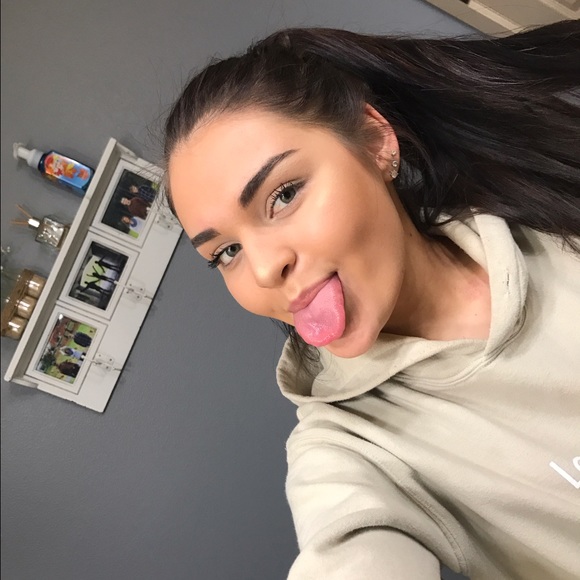 Profile Picture of Nichole Ashenbrenner (@nichole_00) on Poshmark