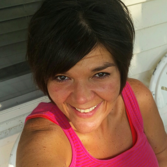 Profile Picture of Jodi Vandenbergh (@jodivdb) on Poshmark