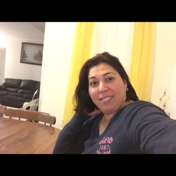 Profile Picture of Lorena Snyder (@lorrient) on Poshmark