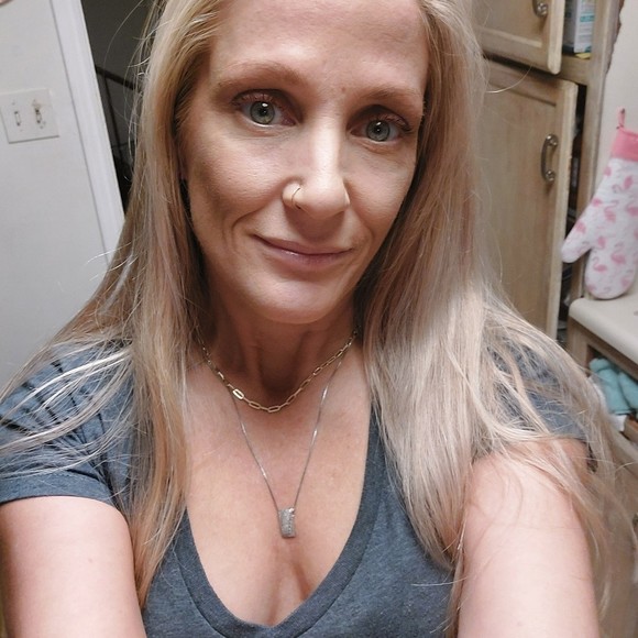 Profile Picture of Amber Roberts (@amberar1976) on Poshmark