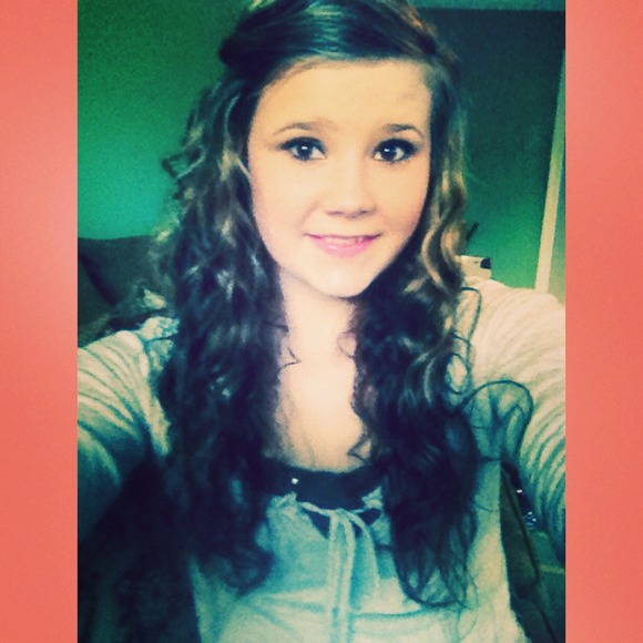 Profile Picture of Mallory Extine (@mallory100) on Poshmark