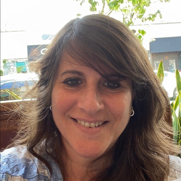 Profile Picture of Jennifer Loeb (@loebjs) on Poshmark