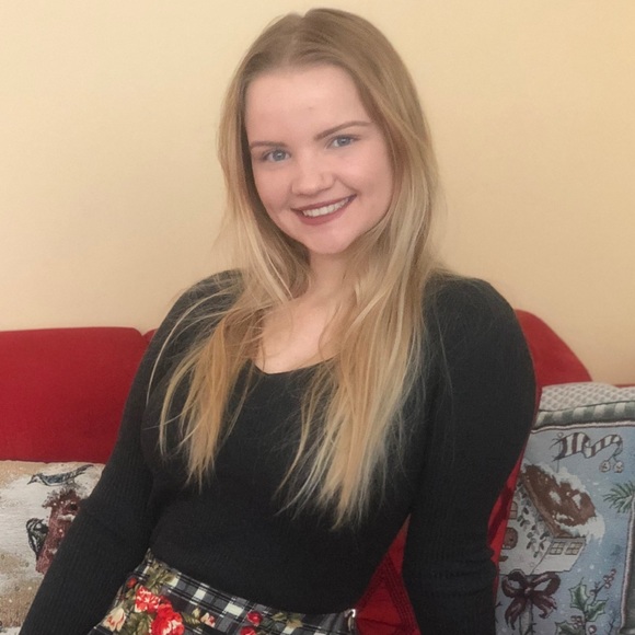 Profile Picture of Julia Scharf (@julia_scharf) on Poshmark