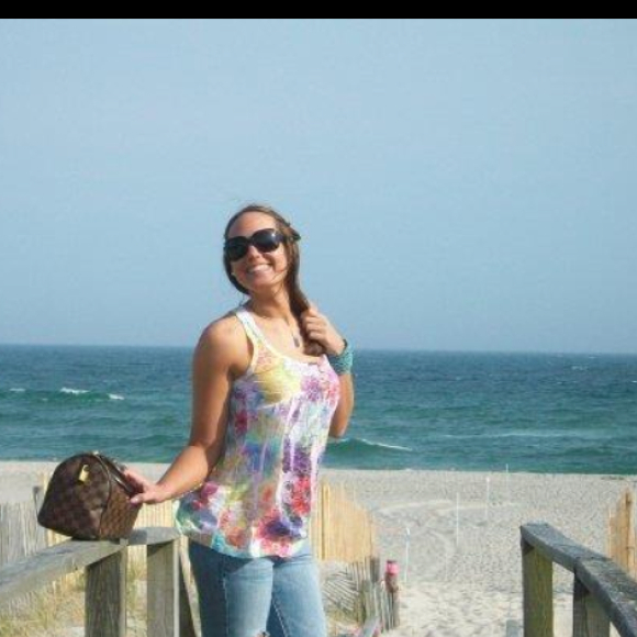 Profile Picture of Amy Fassino (@aimala24) on Poshmark