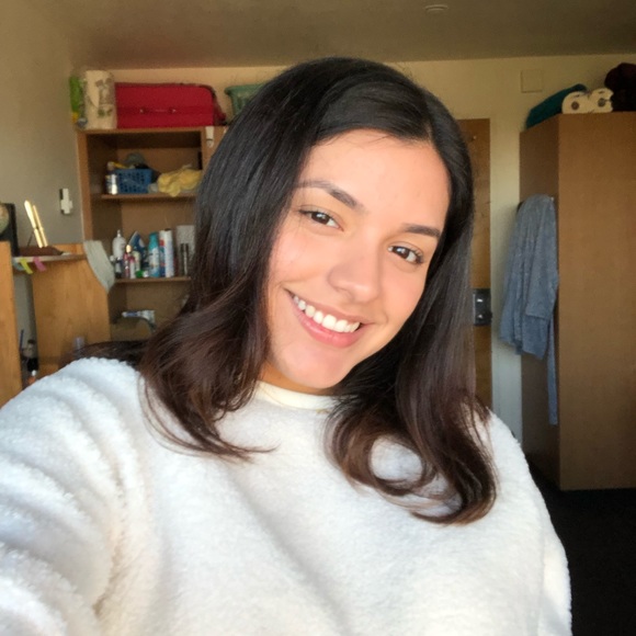Profile Picture of Julia Morales (@julia_mrls) on Poshmark