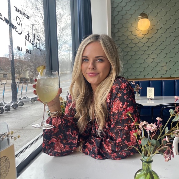 Profile Picture of Alexandra Uhlir (@alex_grace26) on Poshmark