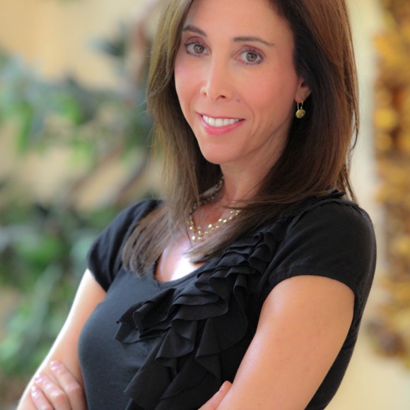 Profile Picture of Amy Manolakos (@womenmovingon) on Poshmark