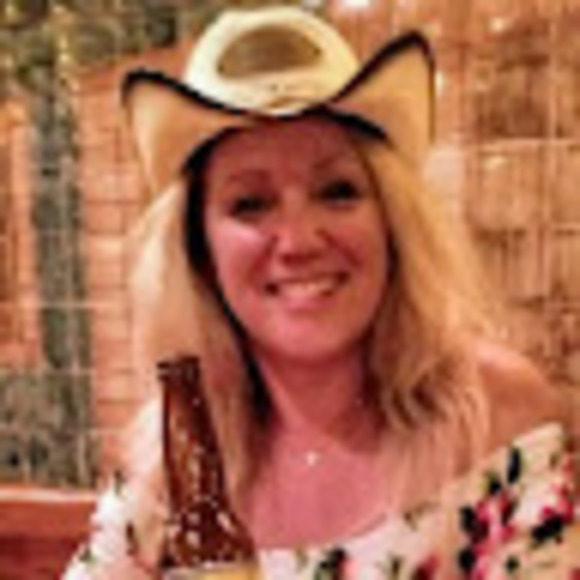 Profile Picture of Dee Dobson (@deedobson28) on Poshmark