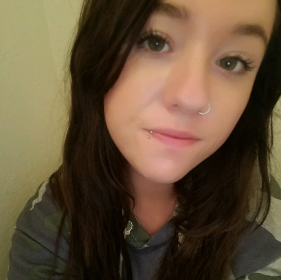 Profile Picture of Kayla Winterowd (@kaylaw174) on Poshmark