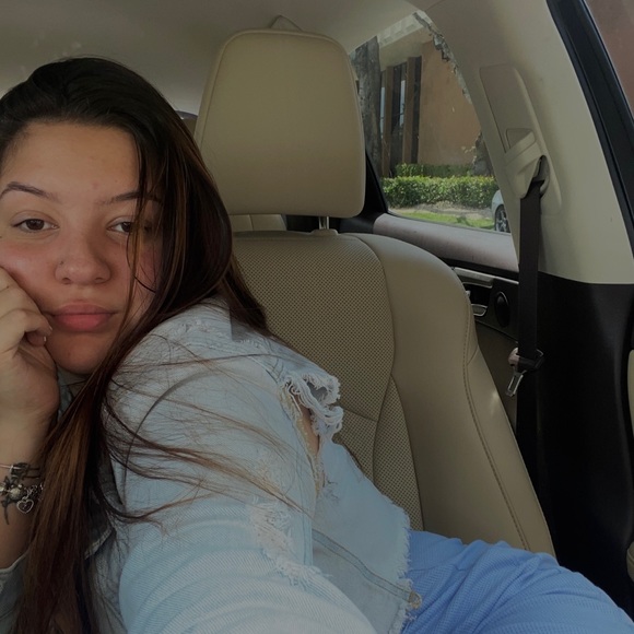 Profile Picture of Katia Pages (@katiapages2525_) on Poshmark