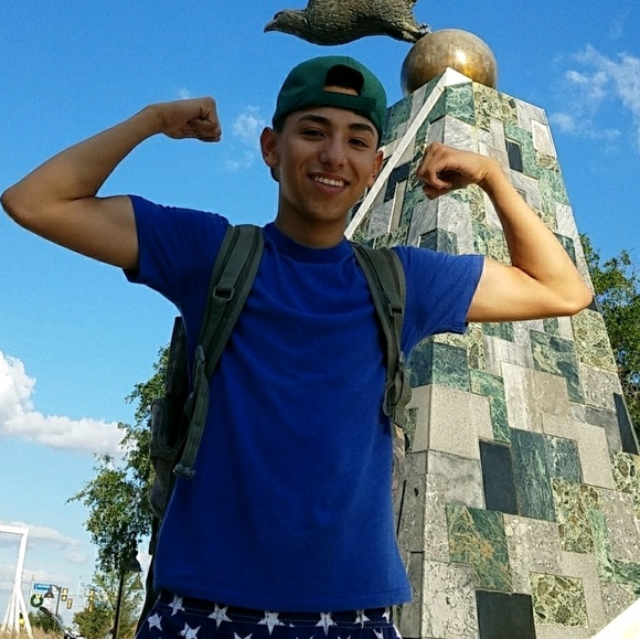 Profile Picture of Luis Longoria (@luislongoria) on Poshmark