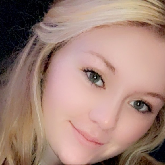 Profile Picture of Candice Travis (@candicetravis11) on Poshmark