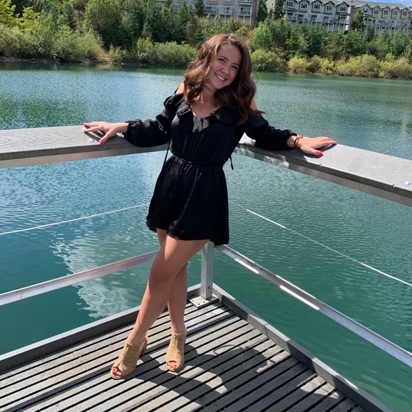 Profile Picture of Monica Brodniak (@momoraquel) on Poshmark