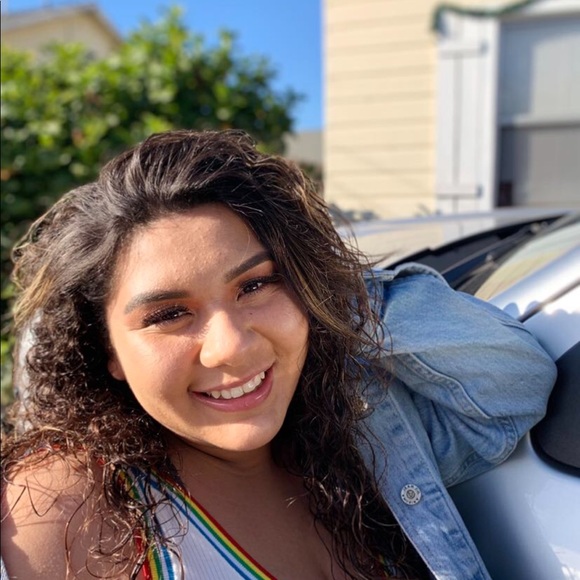 Profile Picture of Nayeli Robles (@nnaayyeelliii) on Poshmark