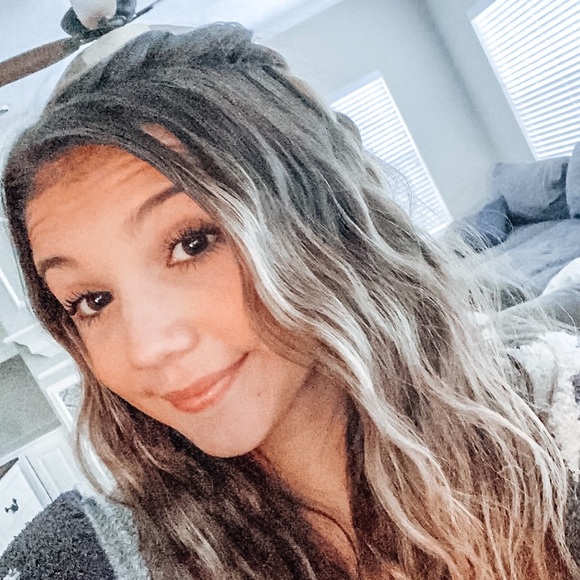 Profile Picture of Alexa Fleming (@alexaherrera179) on Poshmark