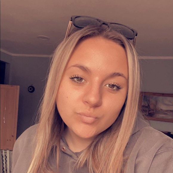 Profile Picture of Lily Hepperle (@lilyhepp) on Poshmark