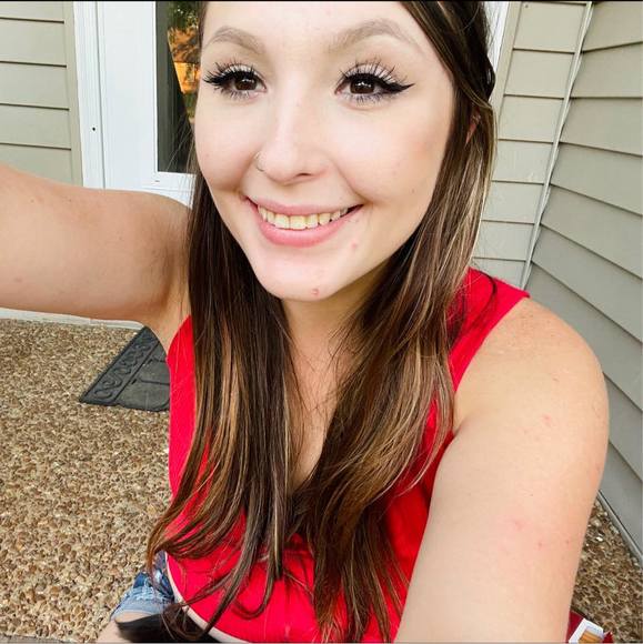 Profile Picture of Amanda Bannister (@amandadawn8996) on Poshmark