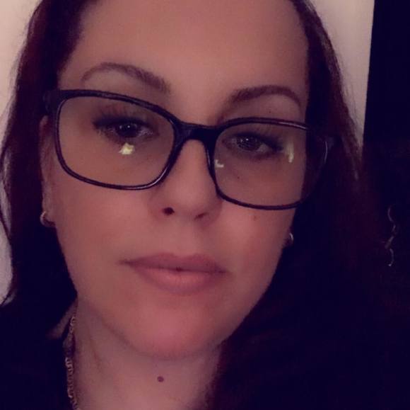 Profile Picture of Tina Sarantis (@tinasarantis) on Poshmark