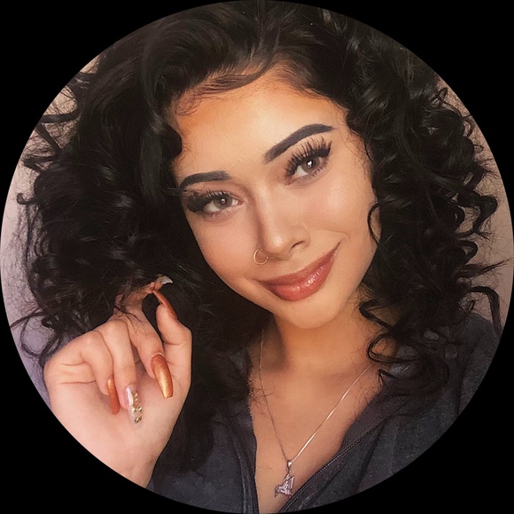 Profile Picture of Lizzy Lizzy (@lizzyoku) on Poshmark