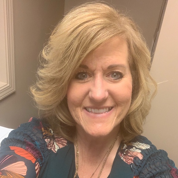 Profile Picture of April Newland (@apeposh48) on Poshmark