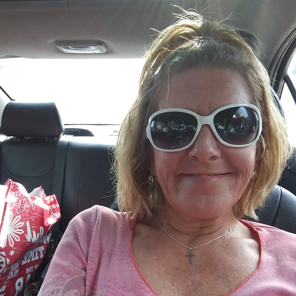 Profile Picture of April Thompson (@aprilt41230) on Poshmark