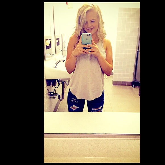 Profile Picture of Courtney Rumfelt (@crumfeltt) on Poshmark