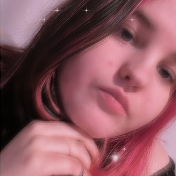 Profile Picture of Ami Hughes (@hughesamileigh) on Poshmark