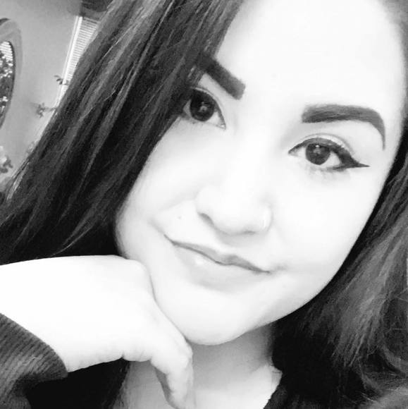 Hillary Whitfield-ramirez - Poshmark Profile Picture of Hillary Whitfield-ramirez (@texasbeauty09) on Poshmark